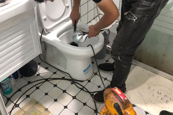 城区马桶堵塞自己疏通还是找师傅?专业上门服务让你省时更省心